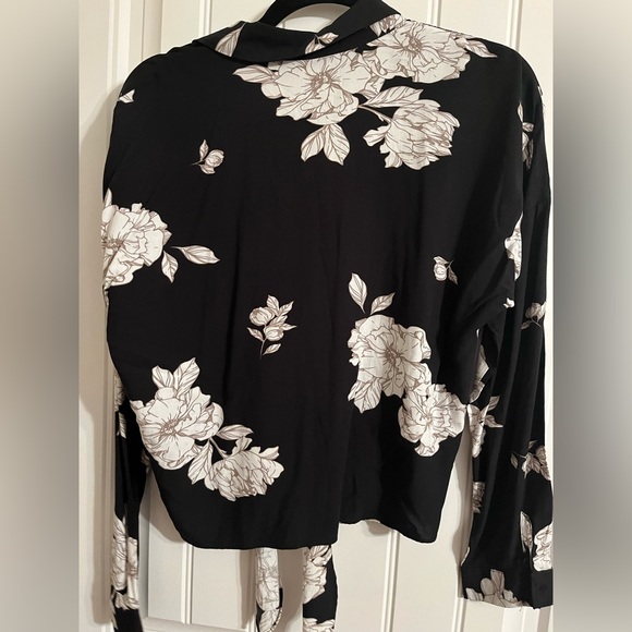 Tie front blouse from Suzy Shier - Picture 2 of 3